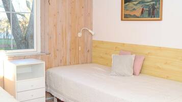 2 bedrooms, cribs/infant beds