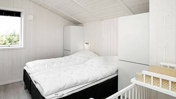 5 bedrooms, cots/infant beds
