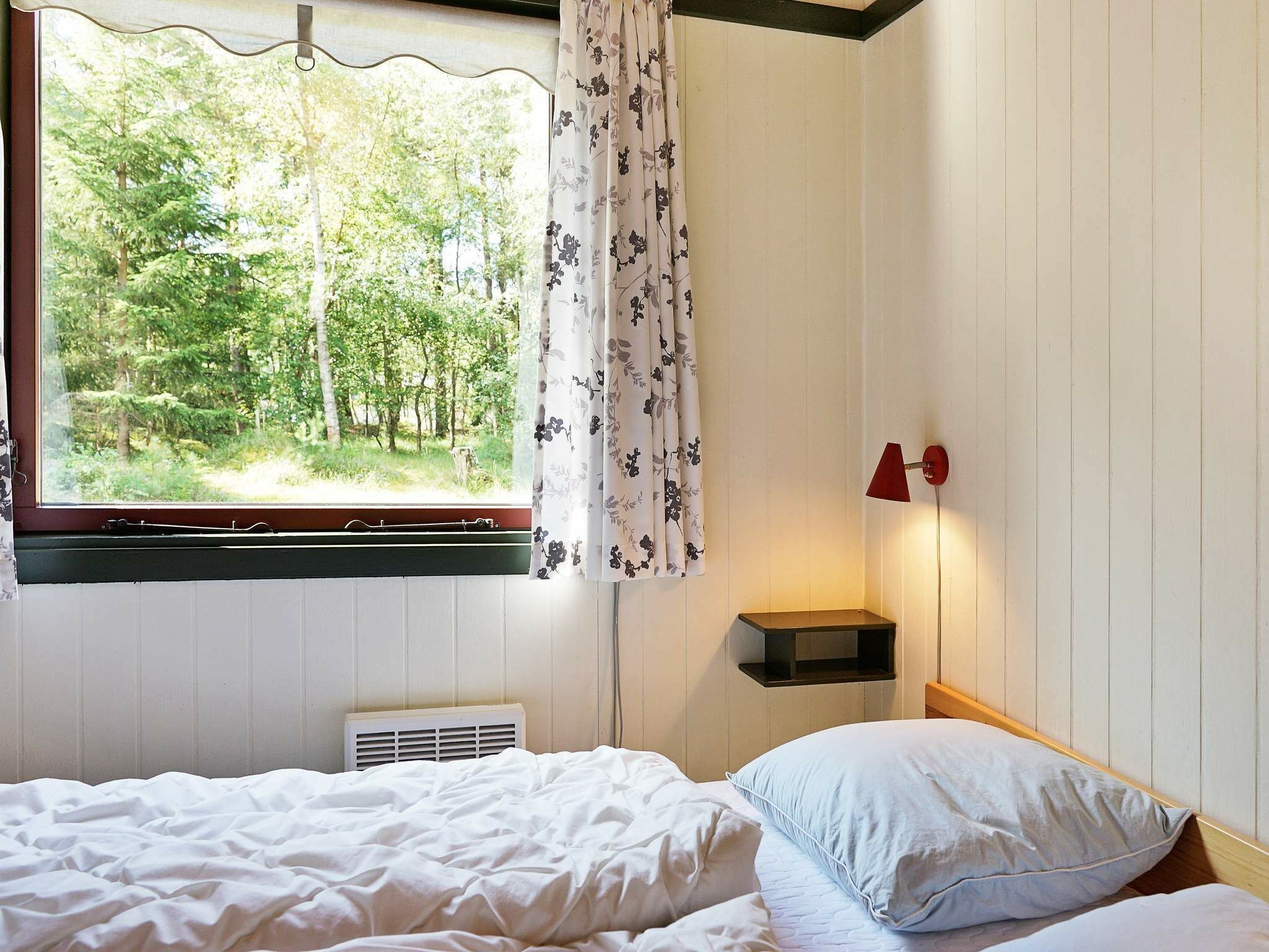 2 Schlafzimmer, individuell eingerichtet, Babybetten