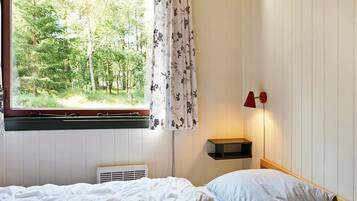 2 Schlafzimmer, individuell eingerichtet, Babybetten
