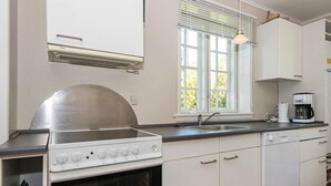 Coffee/tea maker, fridge, microwave, dishwasher - Modern Holiday Home in Juelsminde With Fireplace (Juelsminde)
