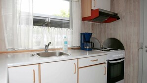 Coffee/tea maker, fridge, microwave, stovetop - Quaint Holiday Home in Eskebjerg With Modern Furnishings (Eskebjerg)