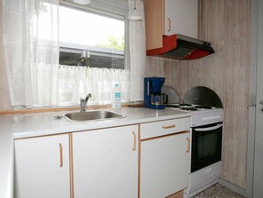 Køleskab, mikrobølgeovn, kogeplade, kaffe-/temaskine
