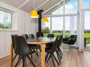 Fridge, microwave, stovetop, dishwasher - Splendid Holiday Home in Jutland With Whirlpool (Sydals)