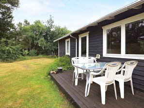 Outdoor dining - Luxury 12-person Villa With Swimming Pool and Sauna, Nearby Golf Course in Helmond (Sæby)
