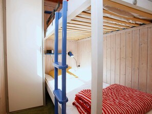 2 Schlafzimmer, Babybetten, individuell eingerichtet