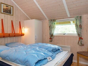 2 bedrooms, individually furnished, cribs/infant beds, internet