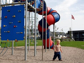 Een speeltuin met klimconstructies en een glijbaan.