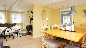 1 Schlafzimmer, individuell eingerichtet, Babybetten