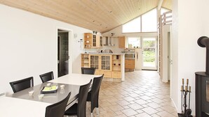 Eine moderne Küche mit Holzschränken und einem eingebauten Backofen.