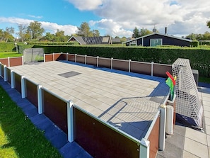 Une terrasse sur le toit dotée d’une surface plane, d’une clôture en métal et d’un panneau solaire.