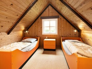 Hus | 2 sovrum, unika möbler och barnsängar