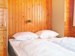 3 bedrooms, cribs/infant beds