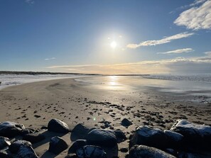 A beach with large rocks in the foreground and a clear sky. - 4 Star Holiday Home in Blavand (Blavand)