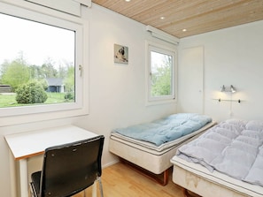 3 bedrooms, cribs/infant beds
