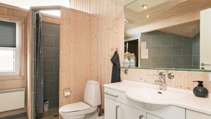 Bathroom - 8 Person Holiday Home in Saltum (Saltum)