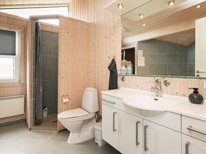 Bathroom - 8 Person Holiday Home in Saltum (Saltum)