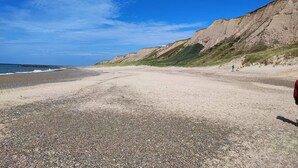 A beach with pebbles and cliffs. - 5 Person Holiday Home in Lemvig (Lemvig)