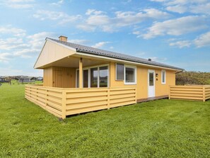 A single-story wooden building with a covered porch, large windows, and a door. - 5 Person Holiday Home in Lemvig (Lemvig)