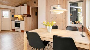 House | Dining - Cozy Holiday Home in SÃ¦by near Beach (Sæby)