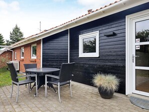 House | Outdoor dining - 12 Person Holiday Home in Blavand (Blavand)