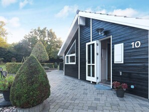 A modern building with a black exterior, a white door, and the number 10 on the side. - 5 Star Holiday Home in Logstor (Logstor)