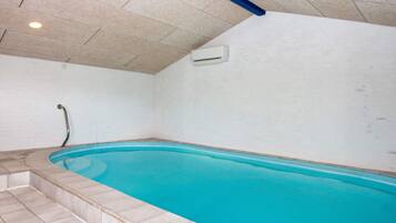 Casa | Alberca | Alberca techada y alberca al aire libre