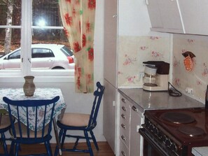 Fridge, microwave, dishwasher, coffee/tea maker