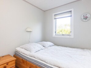4 bedrooms, cots/infant beds