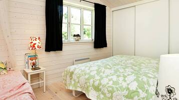 2 bedrooms, cots/infant beds