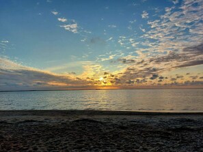 A beach with a sunset over the water. - Superb Holiday Home in Hemmet near Sea (Hemmet)