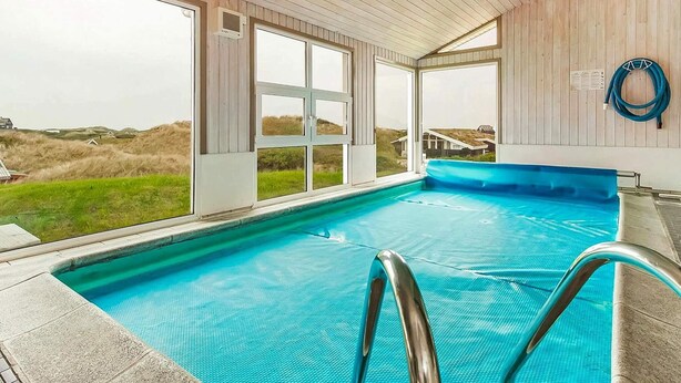 Una piscina interior con vistas despejadas del paisaje circundante.