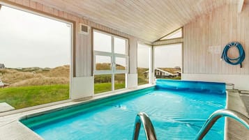 Hus | Basseng | Innendørsbasseng og utendørsbasseng