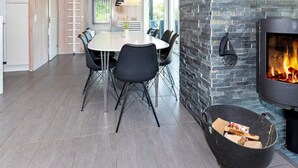 Una cocina moderna con una pared de piedra y un estufa de leña.