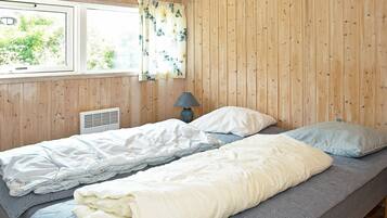 4 bedrooms, cots/infant beds