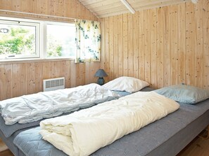 4 bedrooms, cribs/infant beds