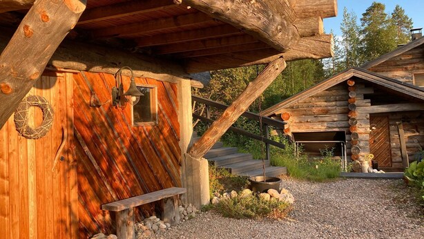 Une cabane rustique avec un toit en pente, des murs en bois et des fondations en pierre.