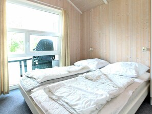 3 bedrooms, cribs/infant beds