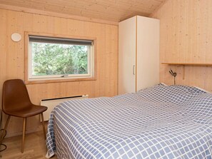 2 bedrooms, cribs/infant beds