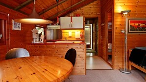 Wasserkocher mit Kaffee-/Teezubehör, Kühlschrank, Hochstuhl