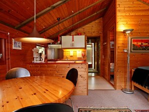 Wasserkocher mit Kaffee-/Teezubehör, Kühlschrank, Hochstuhl