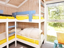 Dormitorio con literas y vista a la ventana.