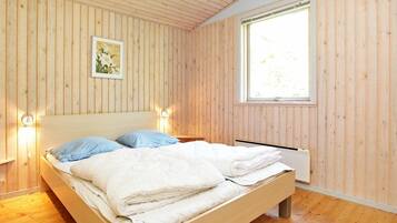 3 bedrooms, cribs/infant beds