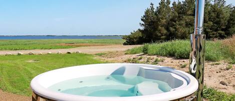 House | Outdoor spa tub