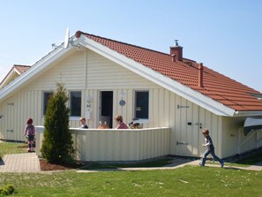 A building with a sloped roof, a small porch, and a mailbox. - Holiday Home in Otterndorf (Otterndorf)