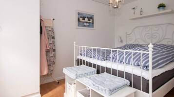 3 bedrooms, cribs/infant beds