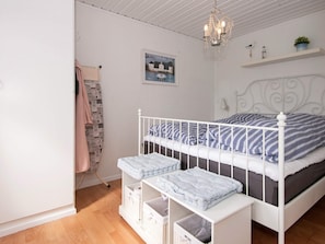 3 bedrooms, cribs/infant beds