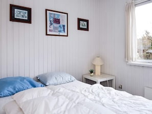 5 bedrooms, cribs/infant beds