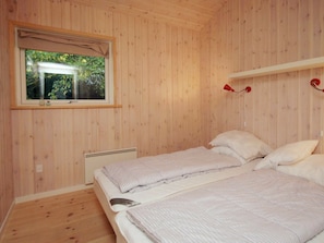 4 bedrooms, cribs/infant beds