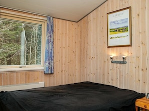4 bedrooms, cribs/infant beds